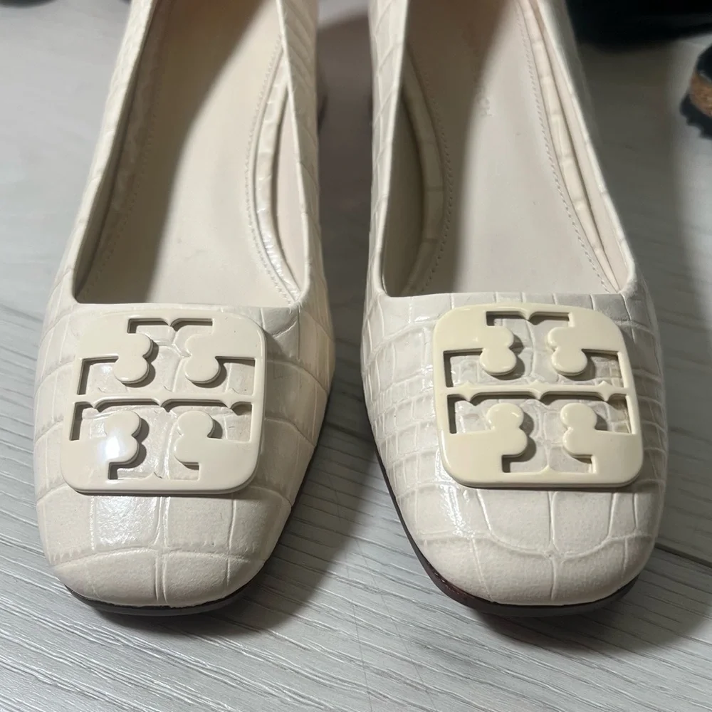 TORY BURCH GEORGIA PUMP SHOES.  Color Cream Sz 5.5